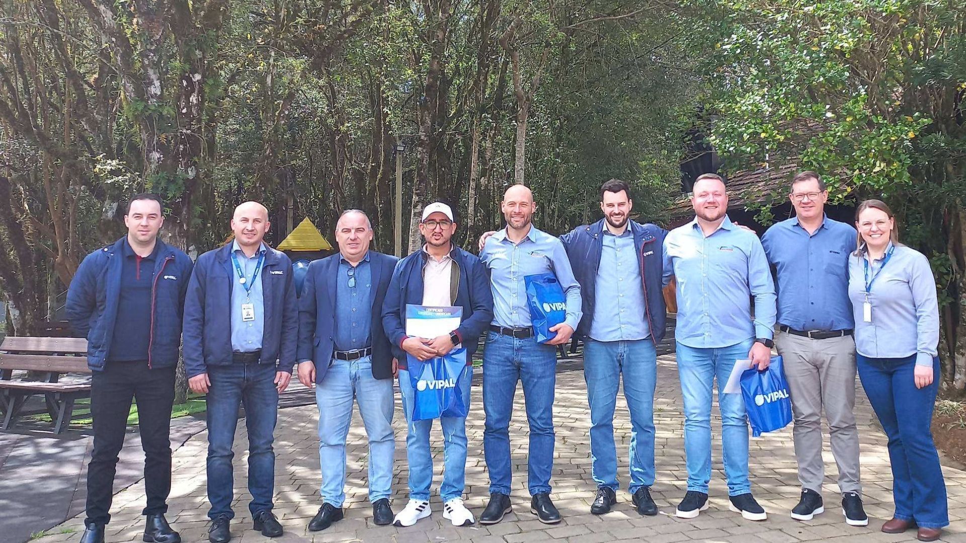 Vipal Borrachas realiza treinamento de venda técnica em reforma de pneus para o Grupo Vachileski 