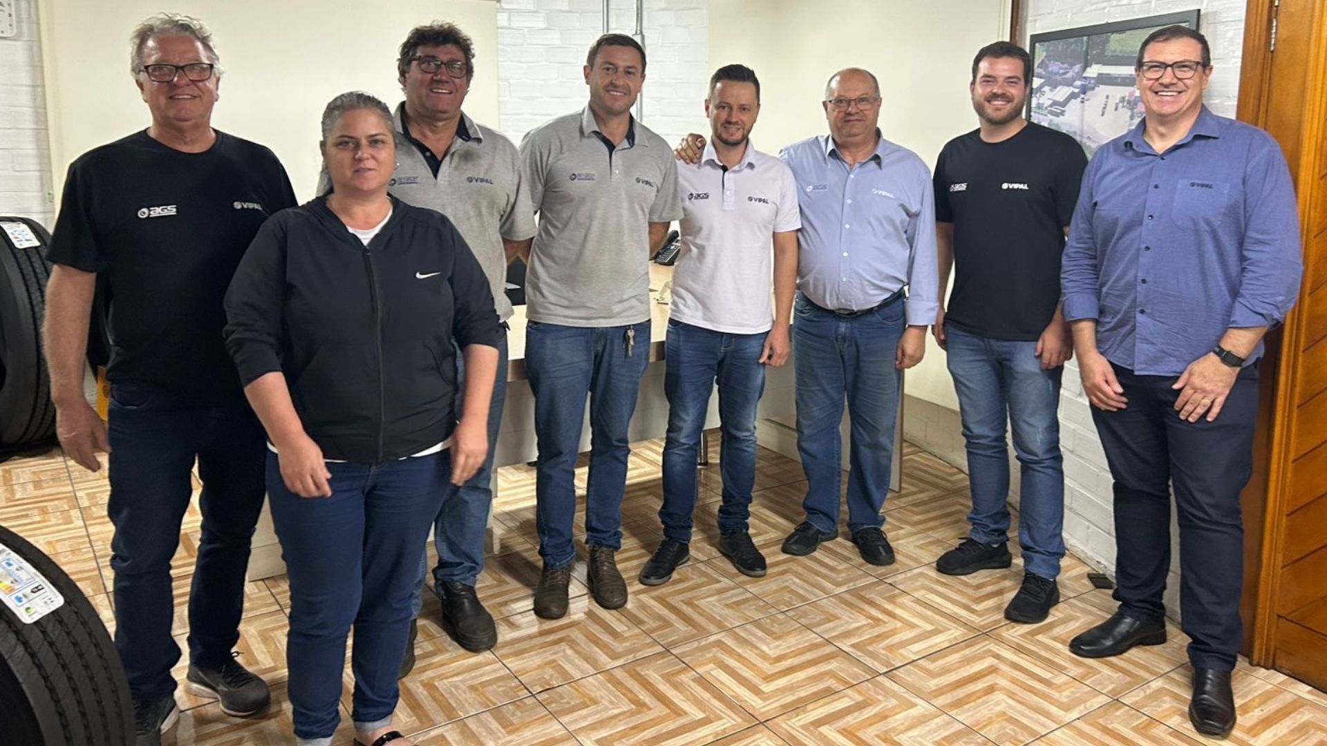 Vipal Borrachas realiza treinamento para a equipe comercial da AGS Pneus 