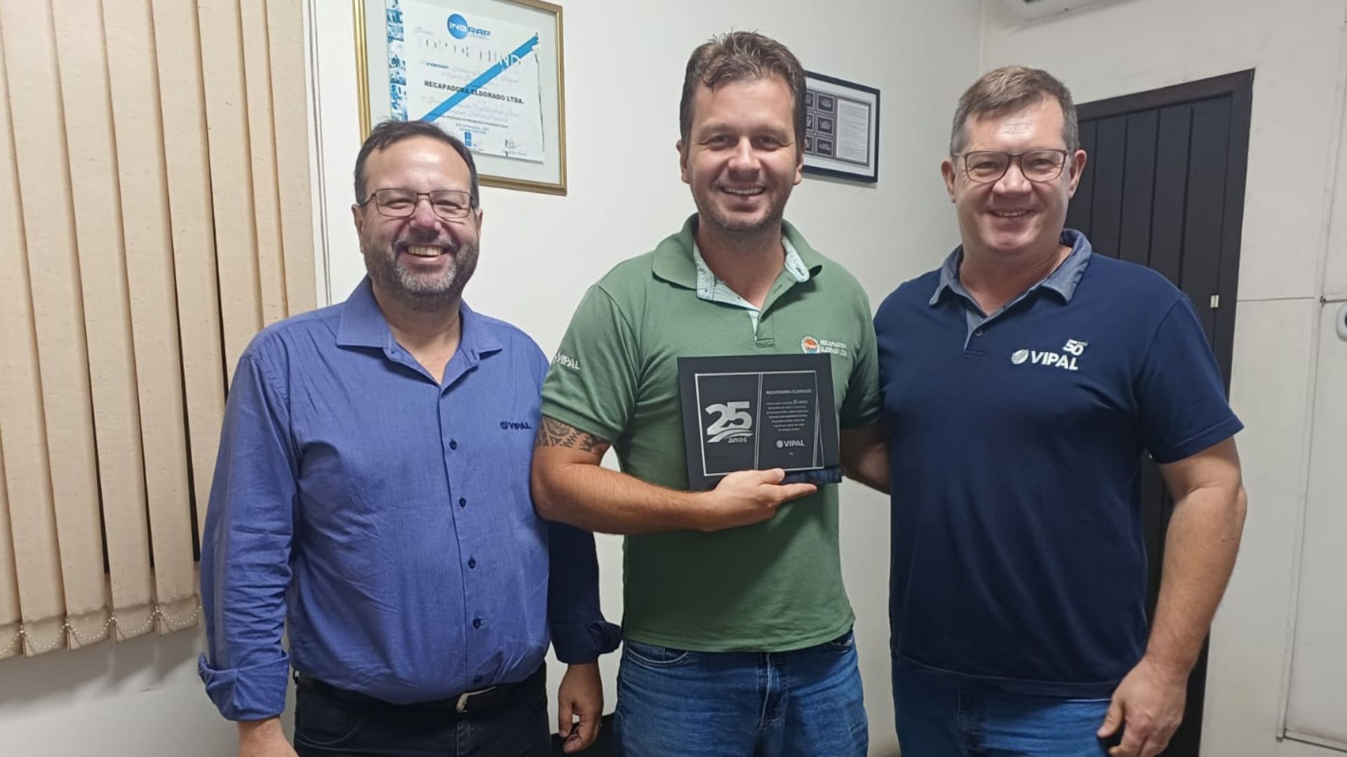 Recapadora Eldorado celebra 25 anos na Rede Autorizada Vipal com entrega de placa comemorativa 